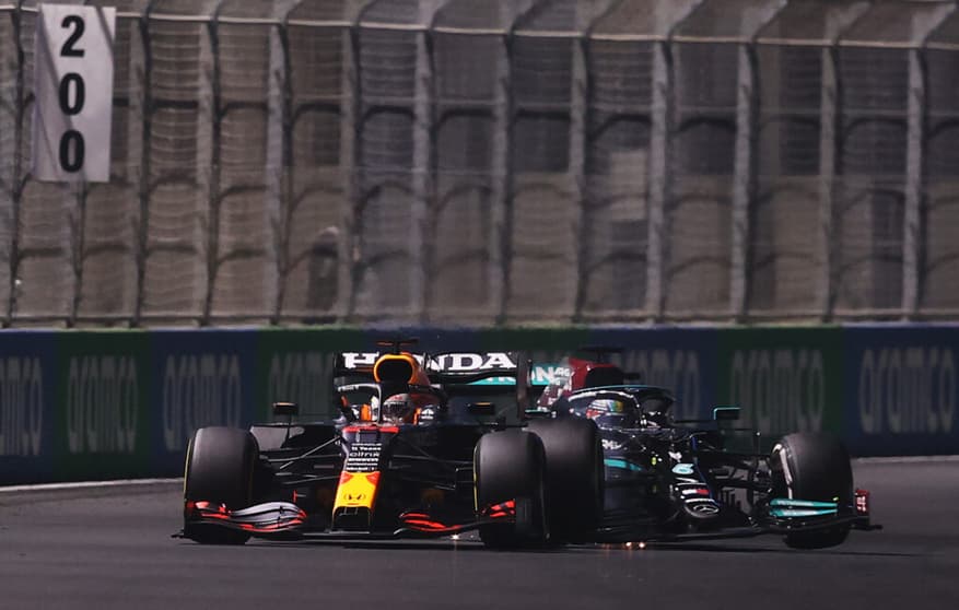 Momento em que Hamilton acerta a traseira da Red Bull, após Verstappen desacelerar o carro (Foto: Lars Baron/Getty Images/Red Bull Content Pool)