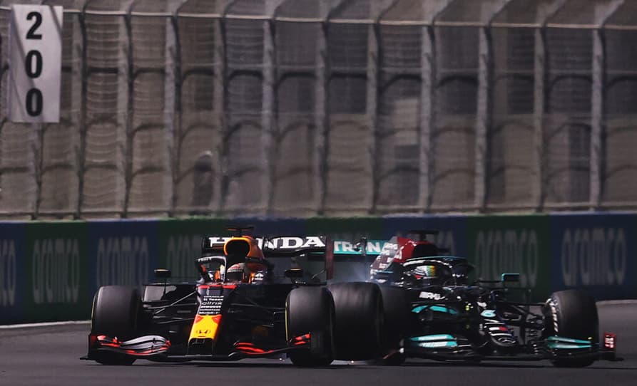 Max Verstappen e Lewis Hamilton no momento capital do GP da Arábia Saudita (Foto: Lars Baron/Getty Images/Red Bull Content Pool)
