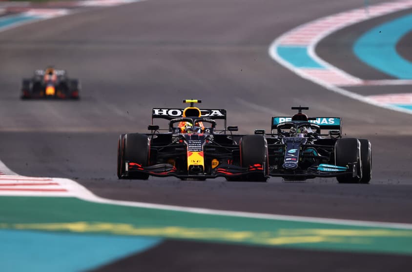 Sergio Pérez e Lewis Hamilton duelaram de forma feroz no Circuito de Yas Marina (Foto: Lars Baron/Getty Images)