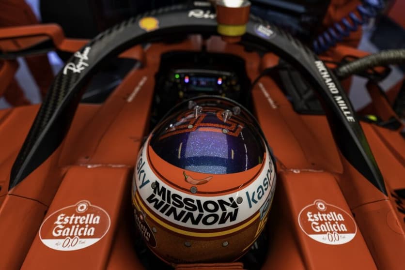 Carlos Sainz terminou campeonato de 2021 à frente de Charles Leclerc (Foto: Ferrari)