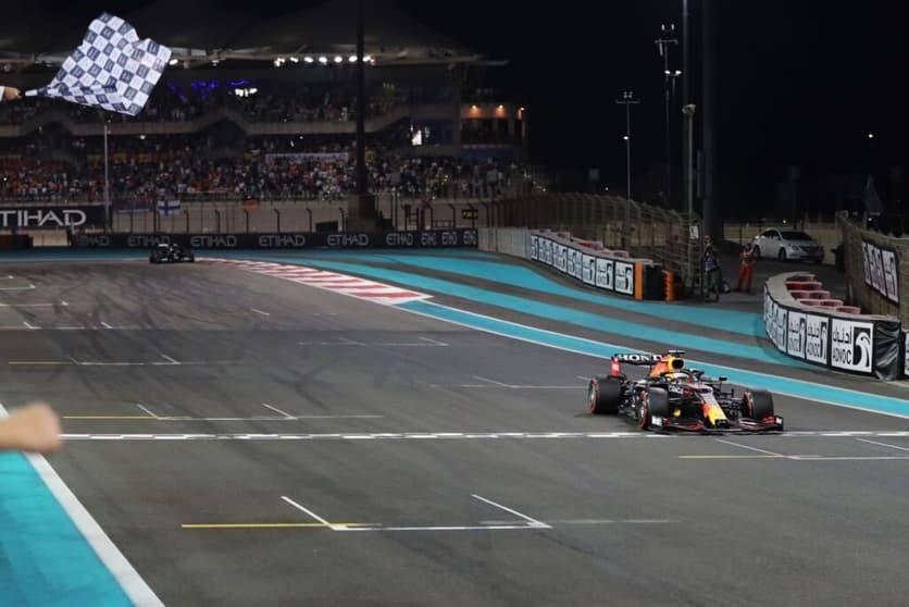 Max Verstappen superou Lewis Hamilton na última volta para conquistar o título em Abu Dhabi em 2021 (Foto: Red Bull Content Pool)