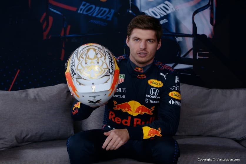 Max Verstappen apresentou seu novo capacete para 2022 (Foto: Twitter/Red Bull)