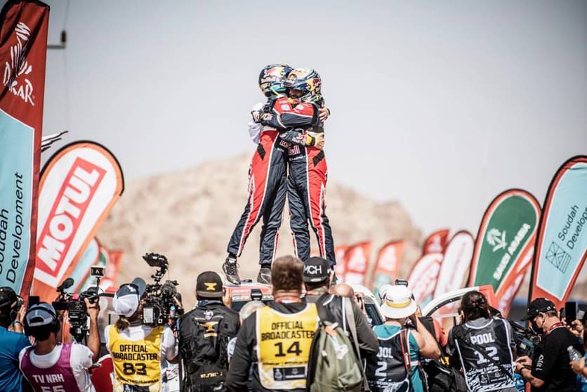 Matthieu Baumel e Nasser Al-Attiyah comemoram título do Dakar (Foto: Charly Lopez/ASO)
