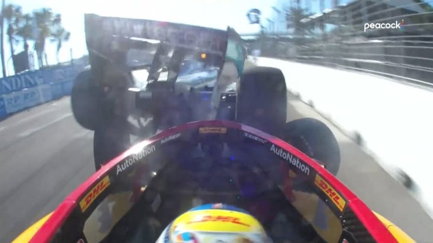 Romain Grosjean acertou com força a traseira do carro de Takuma Sato durante o TL2 (Foto: Reprodução)