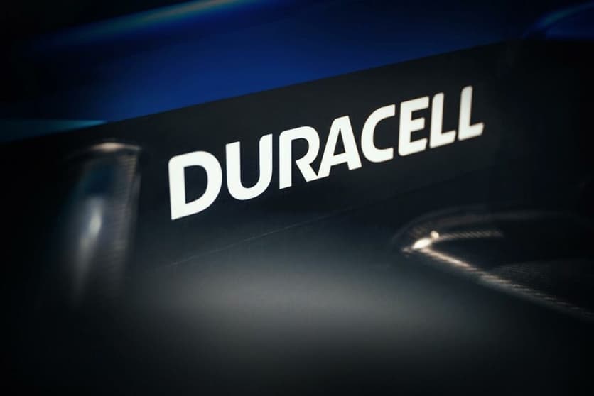Parceria entre Williams e Duracell foi divulgada com imagem da marca no carro da equipe (Foto: Williams)
