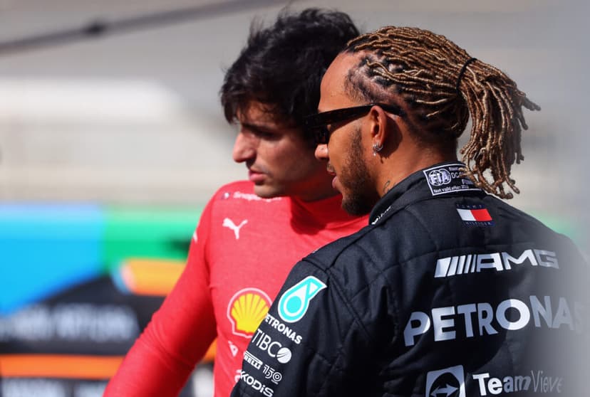 Carlos Sainz e Lewis Hamilton no circuito de Sakhir, no Bahrein (Foto: Giuseppe Cacace/AFP)