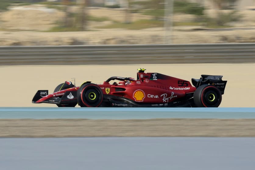 Carlos Sainz, de Ferrari, guia na pré-temporada (Foto: AFP)