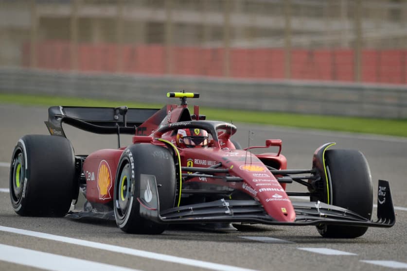 Carlos Sainz foi o segundo mais rápido no segundo dia de testes no Bahrein (Foto: Mazen Mahdi/AFP)