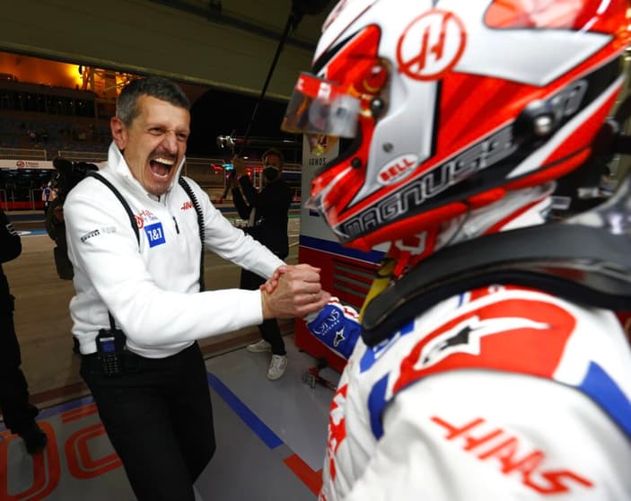Gunther Steiner volta ao paddock da F1 no Bahrein, agora como comentarista (Foto: Haas)