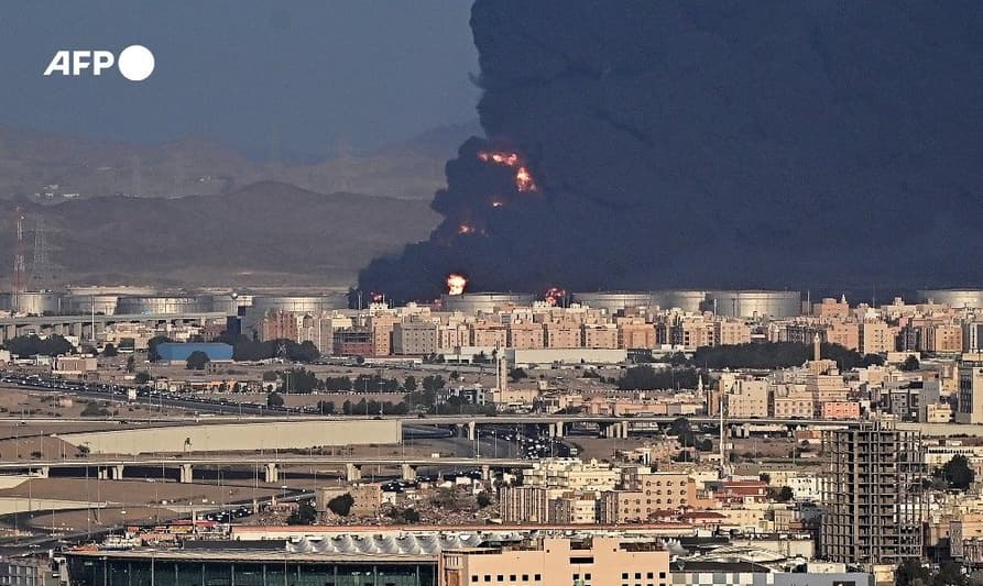 Ataque a míssil Aramco deixou nuvem de fumaça no céu de Jedá durante o GP da Arábia Saudita (Foto: Andrej Isakovic/AFP)