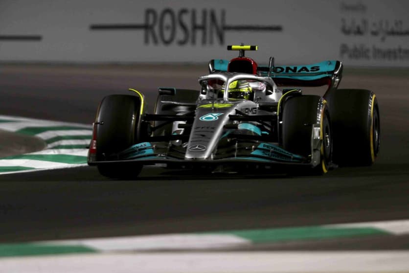 Lewis Hamilton teve carro esmiuçado pela FIA em Jedá (Foto: Mercedes)