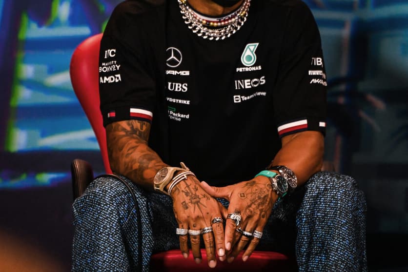Lewis Hamilton e suas inúmeras joias (Foto: CHANDAN KHANNA / AFP)