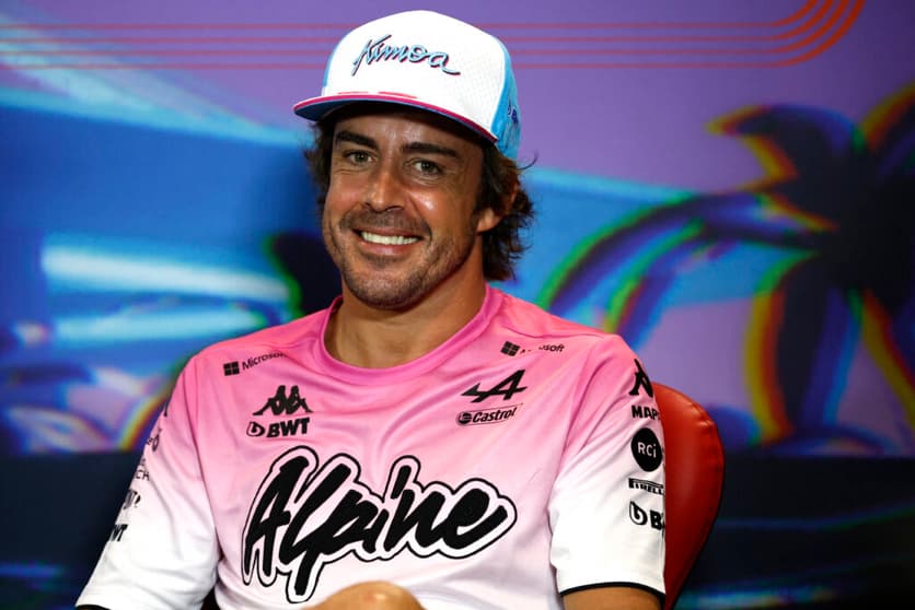 Ops! Alonso admitiu que mereceu penalização de cinco segundos por bater em Gasly (Foto: AFP)