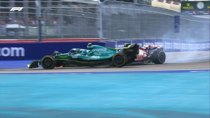 Sebastian Vettel e Mick Schumacher se encontraram já na reta final da corrida em Miami (Foto: Reprodução/F1)