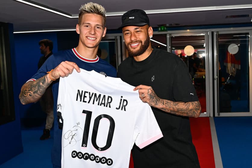 Fabio Quartararo ganhou camisa assinada por Neymar (Foto: Valenti Enrich/MotoGP)