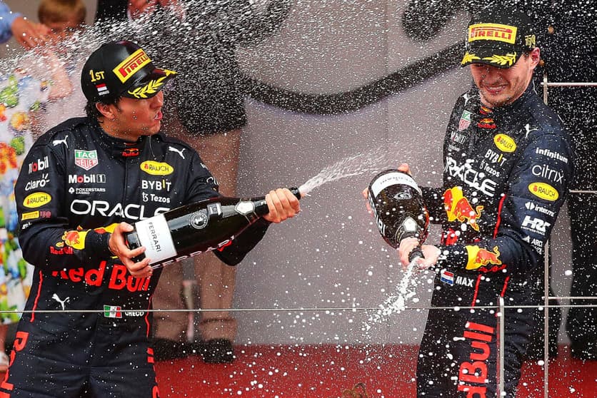 Pérez e Verstappen no pódio em Mônaco (Foto: Red Bull Content Pool)