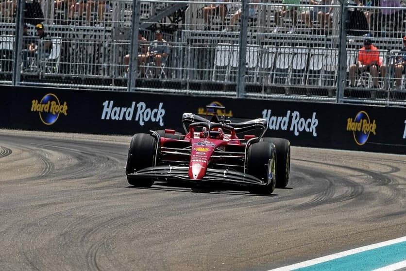 Leclerc espera por asfalto abrasivo no domingo, o que dificultaria o gerenciamento de pneus (Foto: Ferrari)