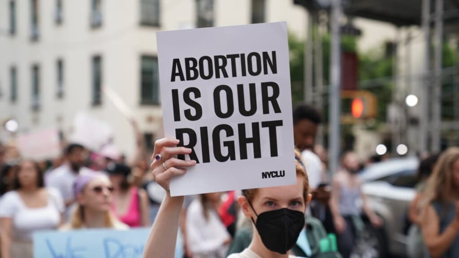 O protesto contra a derrubada do precedente legal que garantia o direito ao aborto nos EUA (Foto: ACLU)