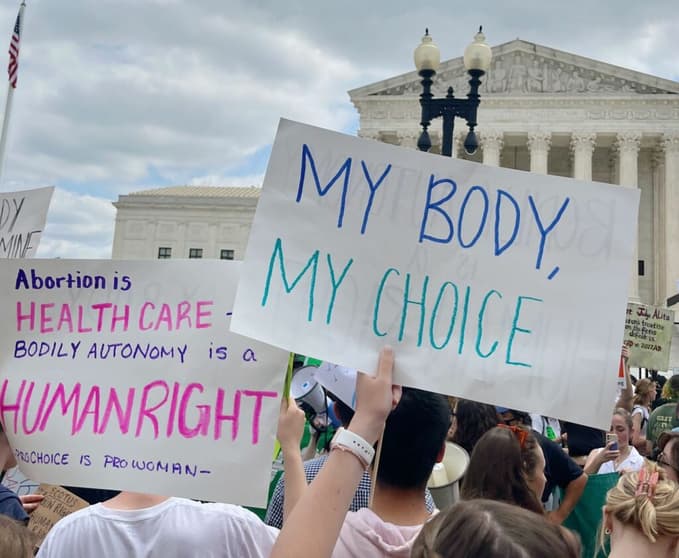 O protesto contra a derrubada do precedente legal que garantia o direito ao aborto nos EUA (Foto: ACLU)