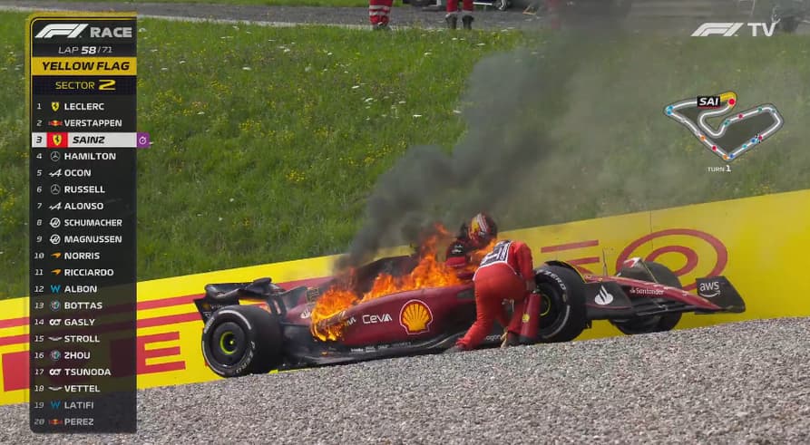 Carro de Carlos Sainz chegou a pegar fogo na Áustria (Foto: Reprodução)