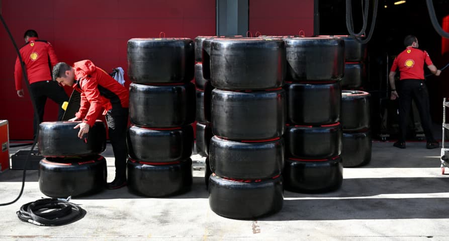 Pirelli recebu muitas reclamações em Silverstone (Foto: William West / AFP)