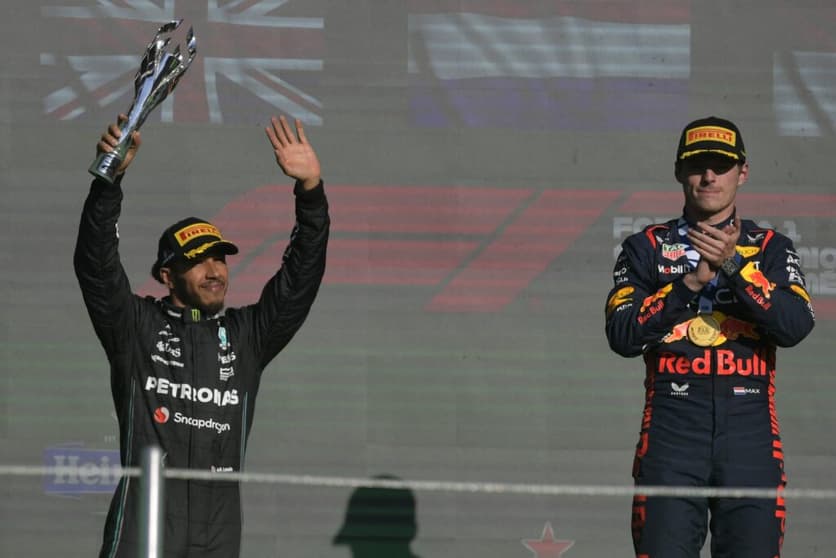 Lewis Hamilton e Max Verstappen brilharam no México, mas foi o tricampeão que venceu (Foto: AFP) 