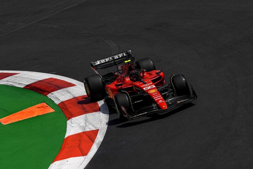 Carlos Sainz teve problemas hidráulicos, mas conseguiu voltar para a pista (Foto: Ferrari)