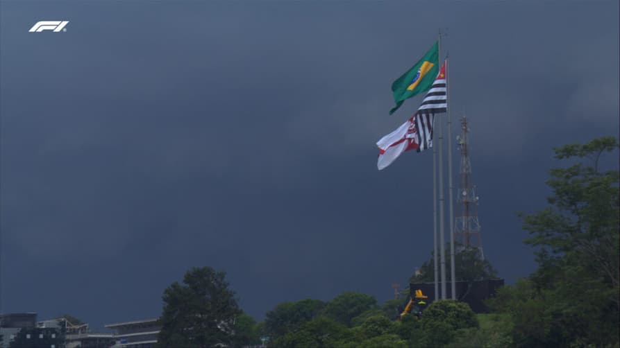Dia 'vira noite' em Interlagos, após chuva chegar no circuito: seis pessoas se feriram (Foto: Reprodução/F1)