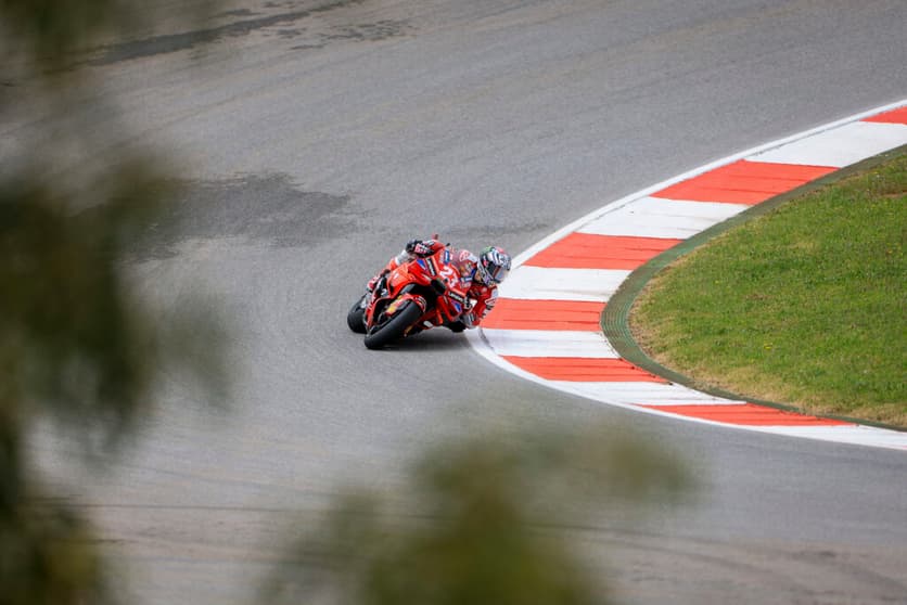 Enea Bastianini colocou a Ducati na frente na sexta-feira em Portugal (Foto: AFP)