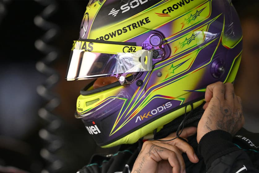 Lewis Hamilton reforçou o compromisso com a Mercedes em 2024 (Foto: AFP)