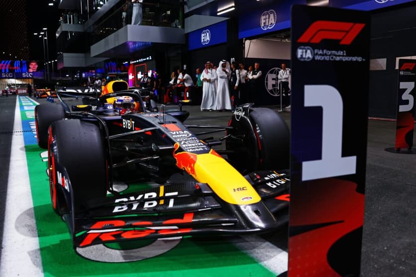 O RB20 de Verstappen foi inspecionado pela FIA após o GP da Arábia Saudita (Foto: Red Bull Content Pool)