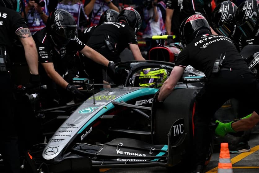Lewis Hamilton e a Mercedes tiveram dia complicado em Melbourne (Foto: AFP) 