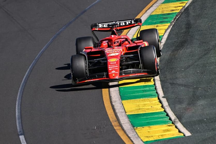 Charles Leclerc encostou em Max Verstappen na F1 2024 (Foto: AFP)