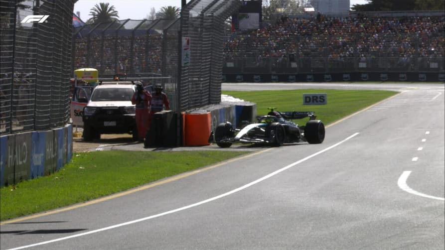 Lewis Hamilton abandonou o GP da Austrália com problema no motor (Foto: Reprodução/F1)