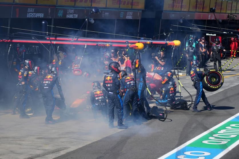 O fogo no carro de Max Verstappen na Austrália (Foto: AFP) 