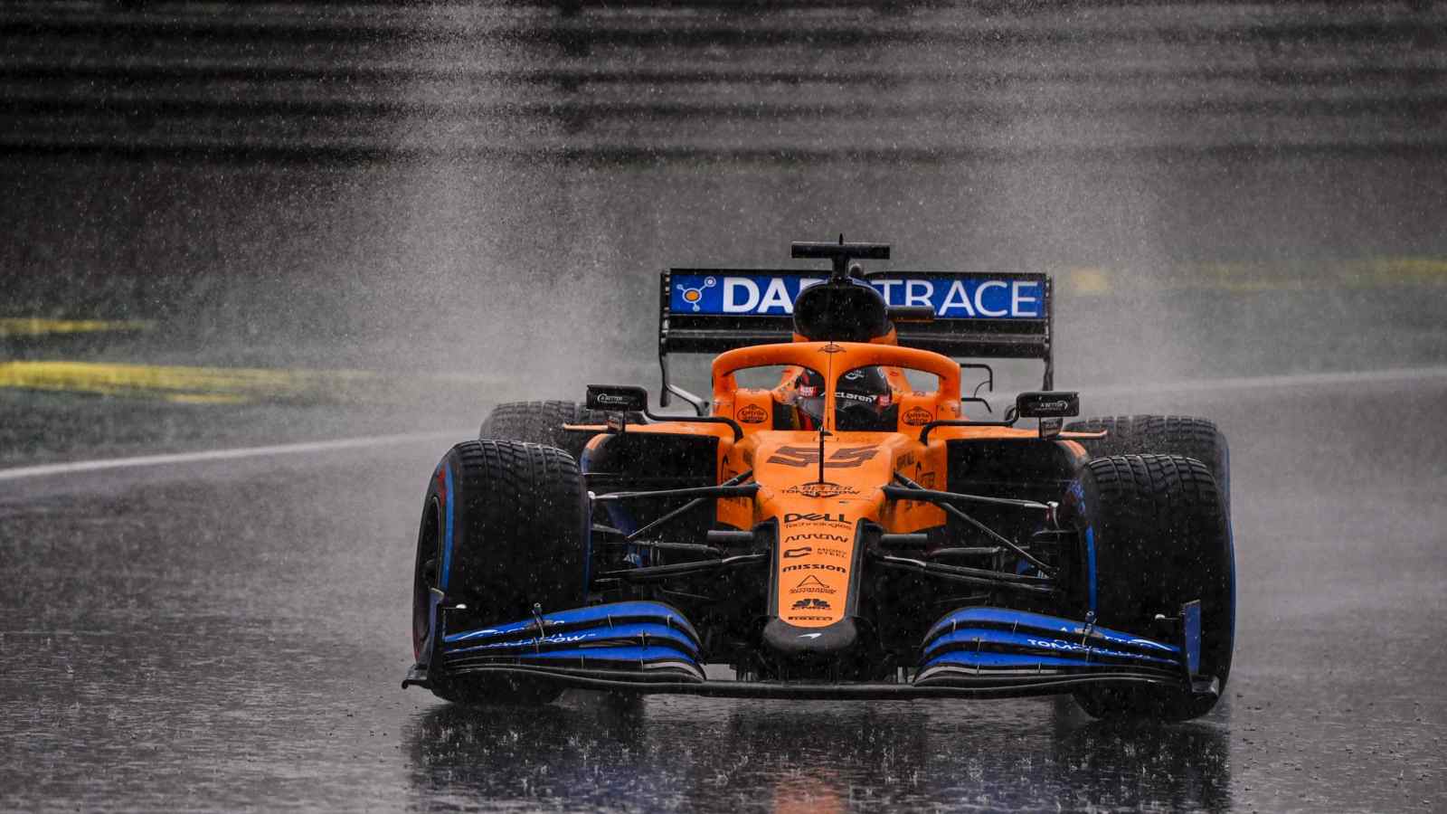 Nem rua, nem corrida: aceleramos a McLaren 'excluída' que só perde