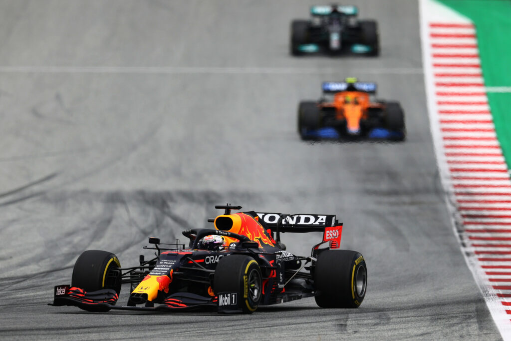 Verstappen se adelanta y gana una dura carrera en Austria