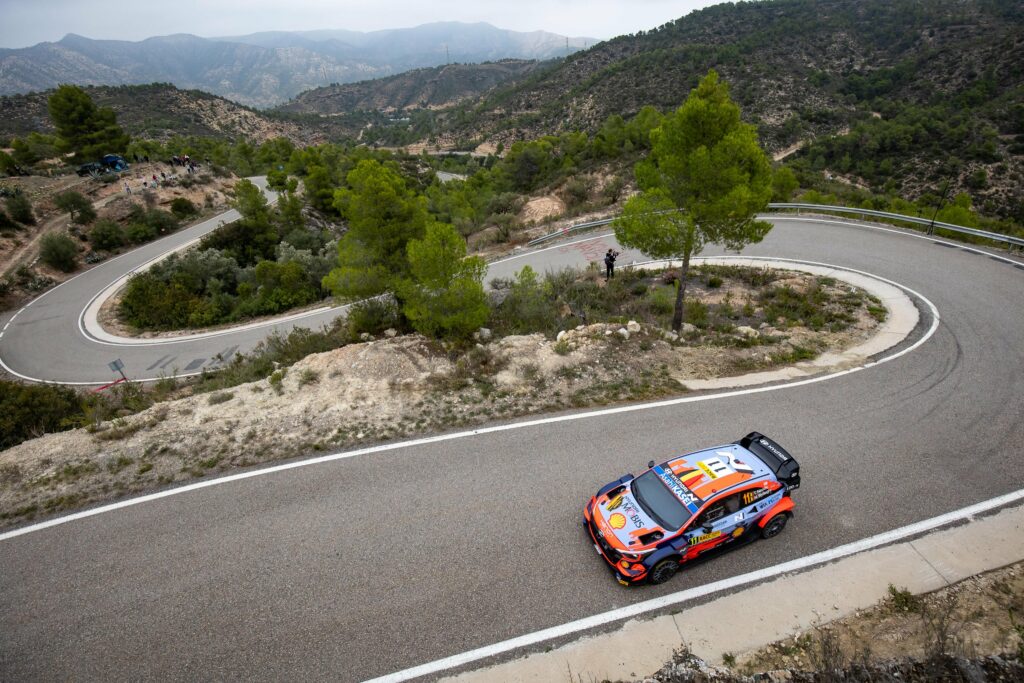 Newville toma la delantera en el primer día del WRC Rallye de España.  Ozier 3ro
