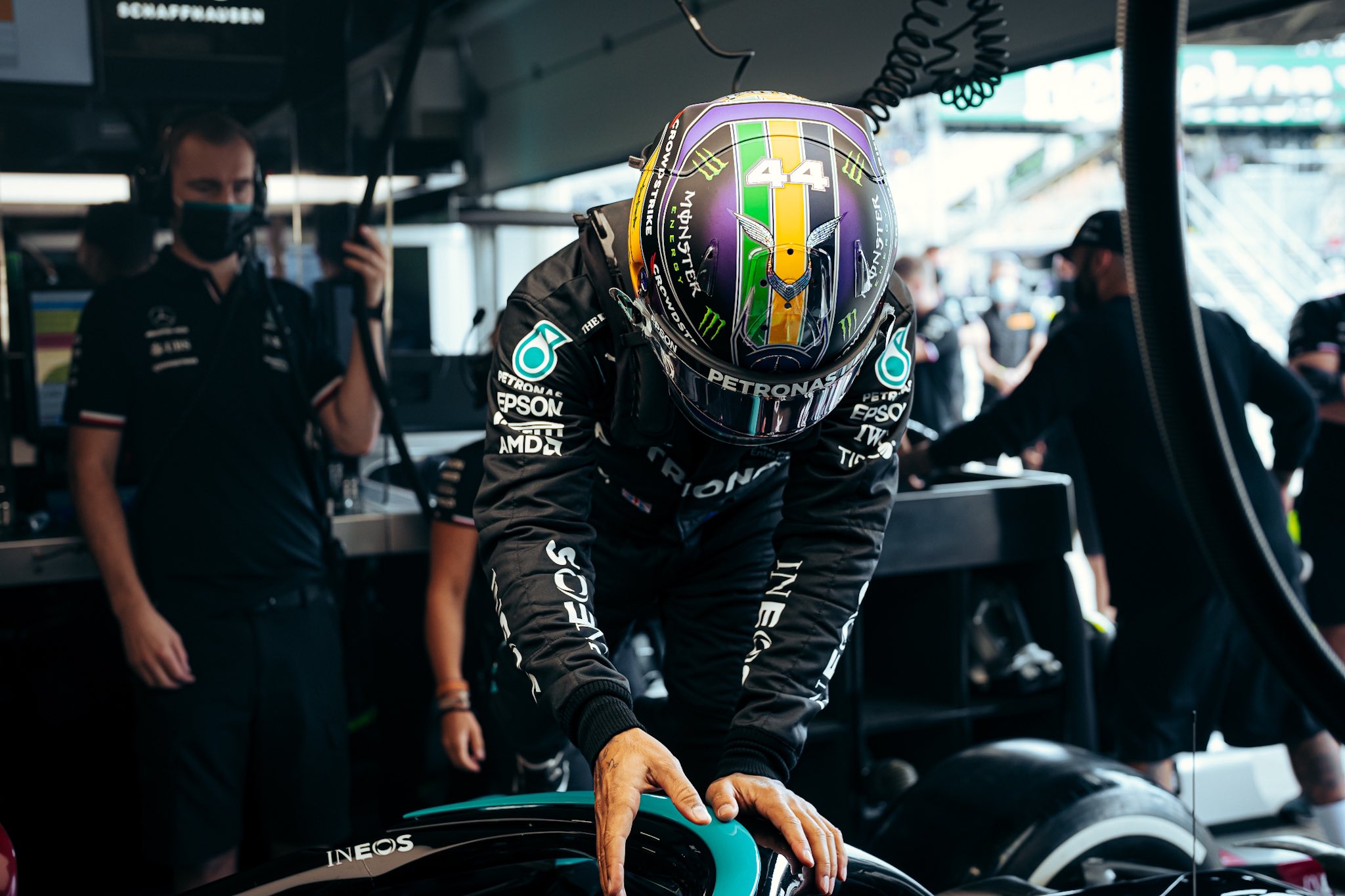 Hamilton adelanta a Verstappen y conduce la Fórmula 1 TL1 en Interlagos