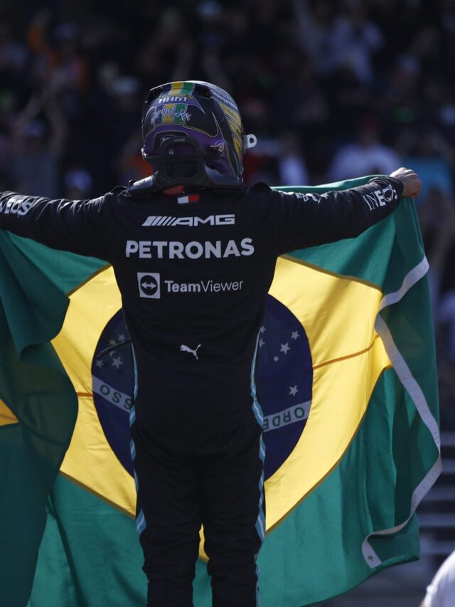 Lewis Hamilton e a bandeira do Brasil (Foto: Mercedes)