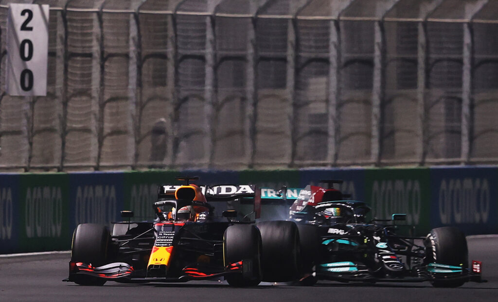 Red Bull culpa Hamilton por toque na traseira de Verstappen