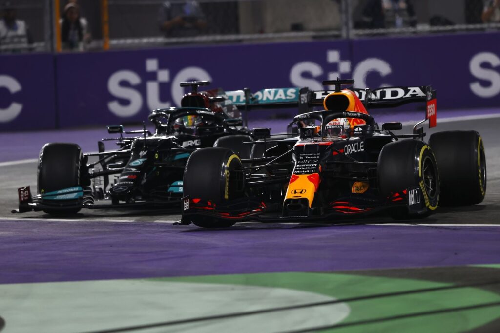 ¿Verstappen probó frenos con Hamilton en Arabia?  La FIA ve la catapulta en los frenos