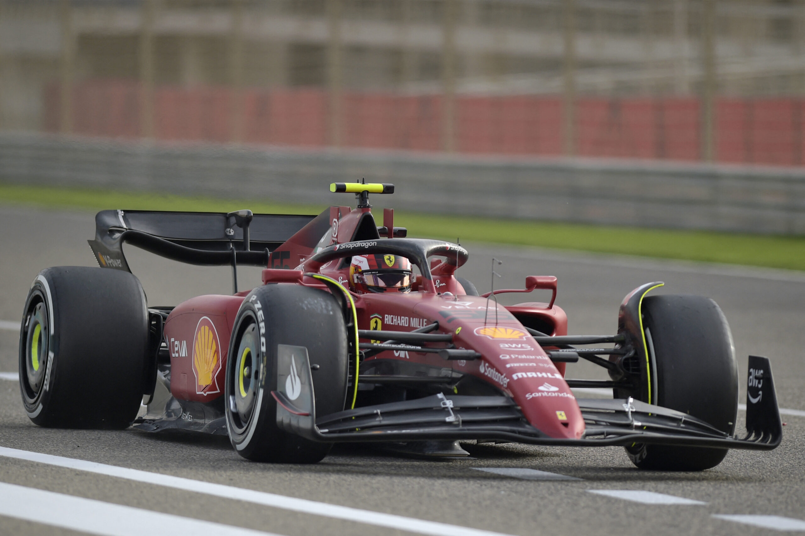 Sainz refuerza el buen nivel de Ferrari y lidera la segunda jornada de test en Baréin
