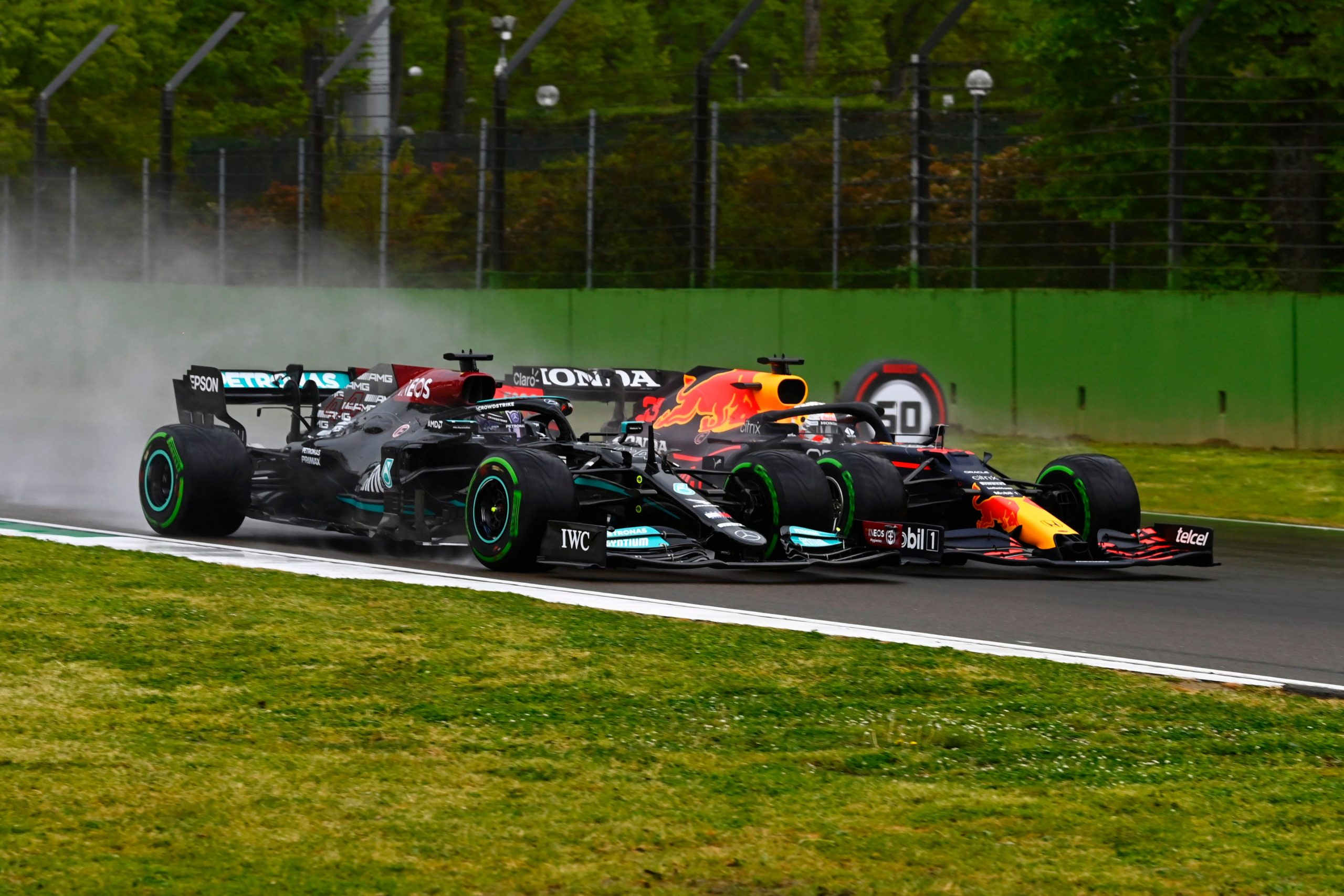 A disputa entre Hamilton e Verstappen é o grande destaque de 2021 até aqui (Crédito: Twitter / Mercedes)