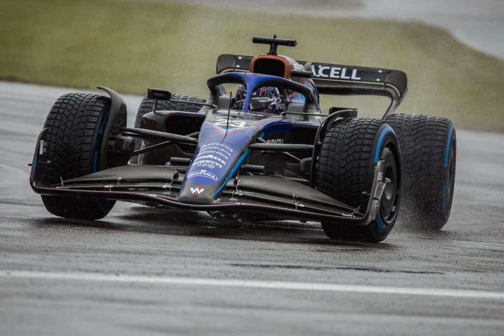 Em Silverstone, F1 mostra novo carro e testa novo modelo de