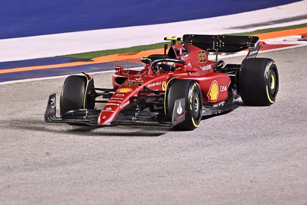 GP de Singapura: Sainz lidera nova dobradinha da Ferrari em