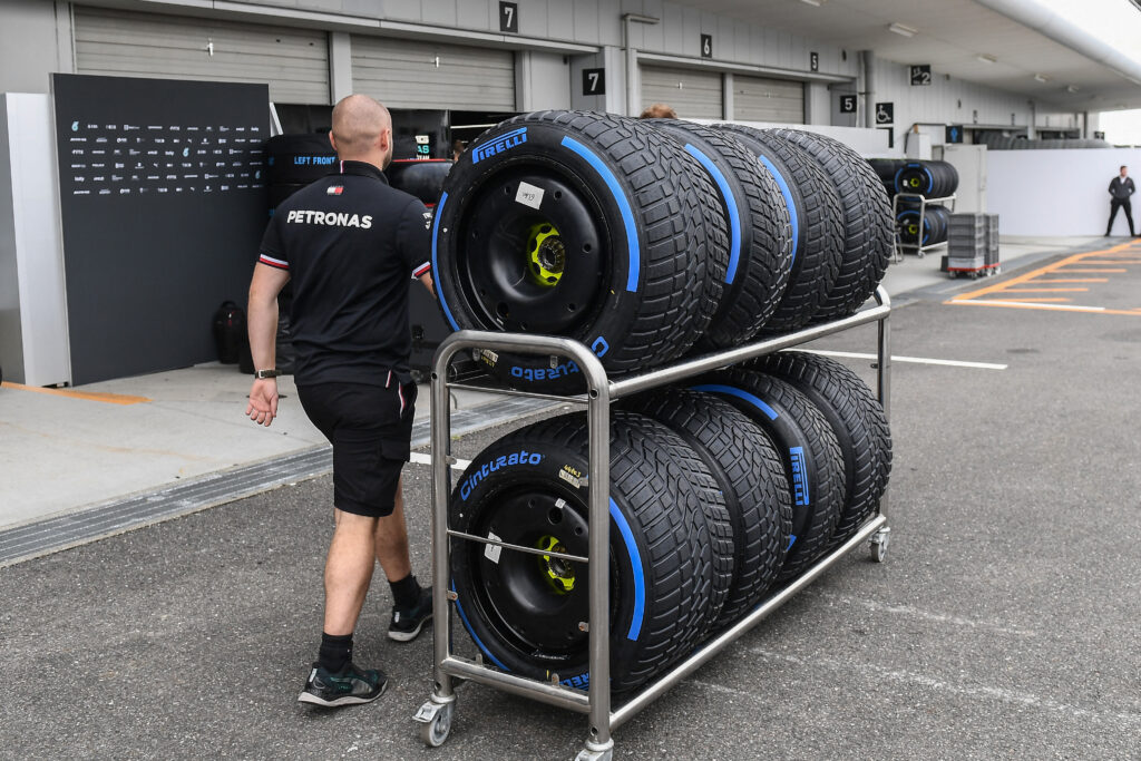 Pirelli segue como fornecedora de pneus da F1 (Foto: Toshifumi Kitamura/AFP)