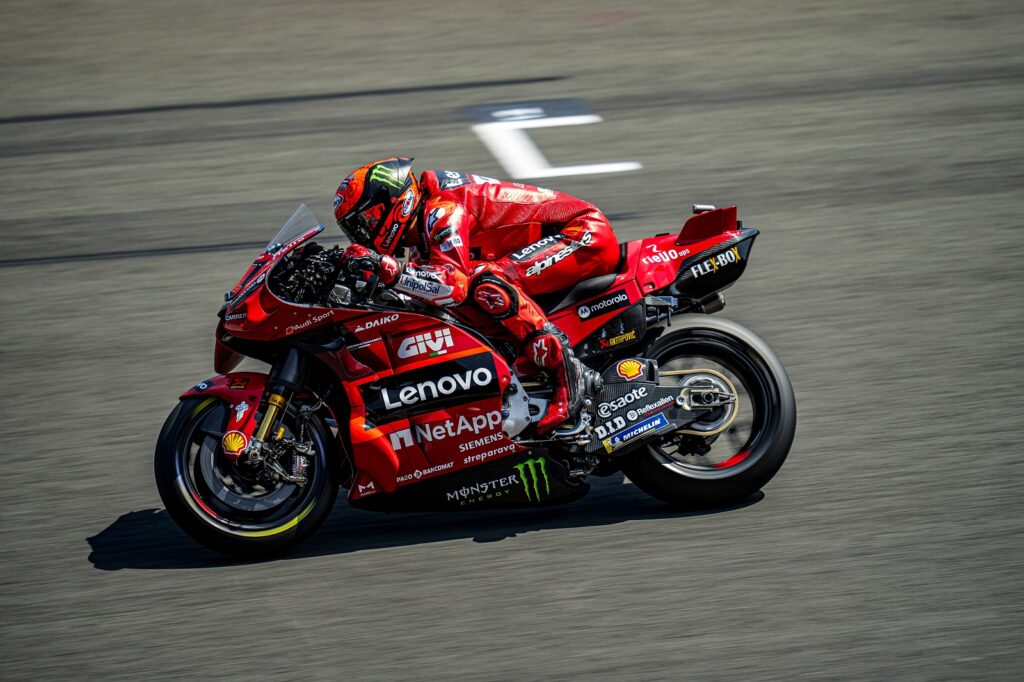Bezzecchi revida ataque de Bagnaia e vence sprint na Holanda - Notícia de  MotoGP - Grande Prêmio