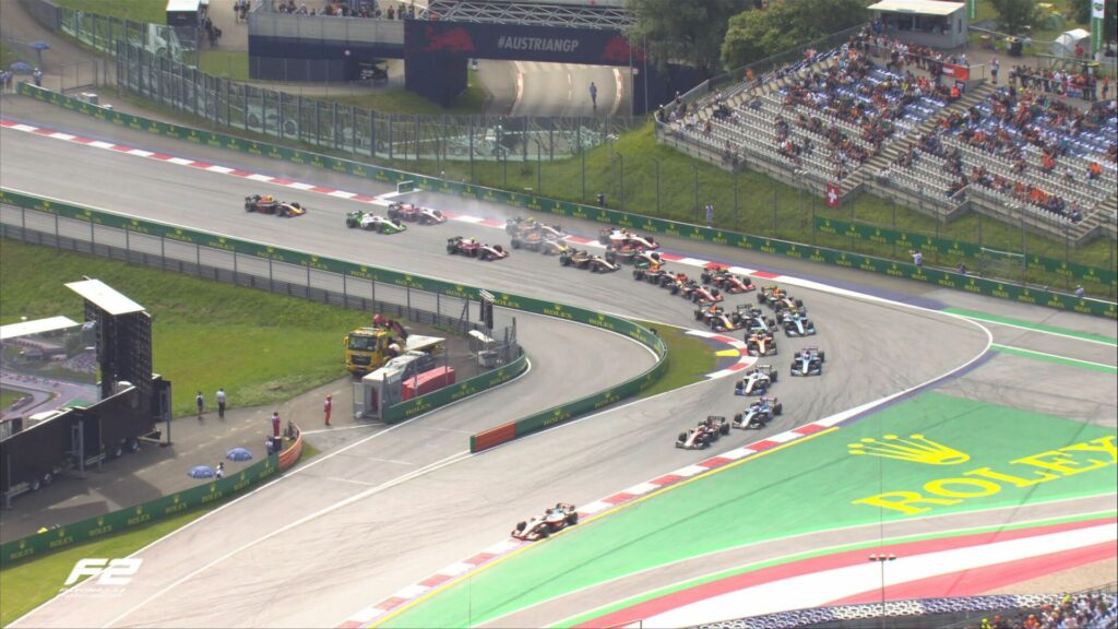 Largada da corrida 2 da F2 na Áustria