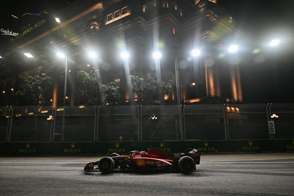Leclerc lidera primeiro treino livre para GP de Singapura